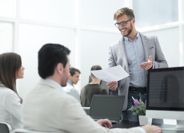 Empleados en el lugar de trabajo en la oficinafoto con espacio de copia