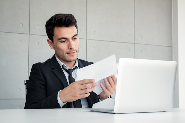 Los empleados masculinos tienen documentos con escepticismo.