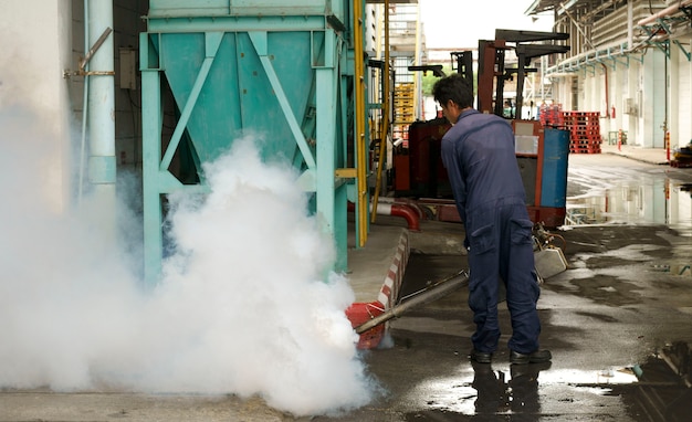 Los empleados matan a los mosquitos rociando productos químicos en el factore