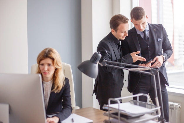 Empleados de oficina en la computadora en la oficina moderna