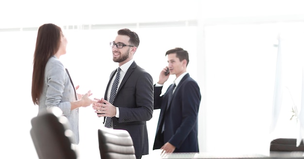 Empleados de oficina en el lugar de trabajo