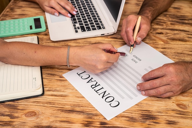 Los empleados en la oficina en una mesa espaciosa firman un contrato importante Concepto de negocio Concepto de contrato