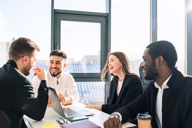 Empleados en la oficina en la reunión de negocios