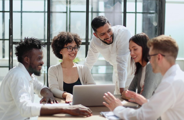 Empleados que trabajan en la computadora juntos discutiendo contenido