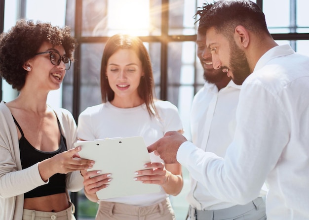 Empleados que trabajan en la computadora juntos discutiendo contenido