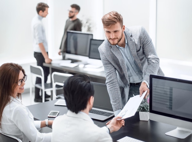 Empleados que trabajan con documentos en la oficina.