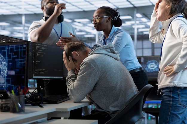 Empleados reprenden a un ingeniero en el centro de datos después de un error que condujo a errores