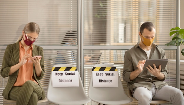 Foto empleados respetando la distancia social en el trabajo