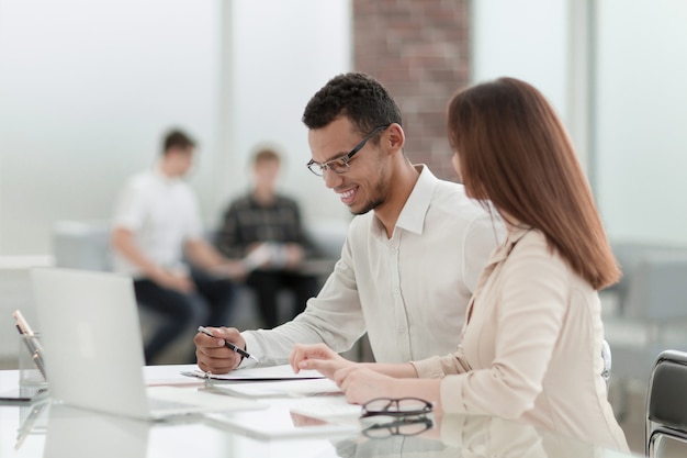 Empleados sentados en una mesa en la oficina. foto con espacio de copia