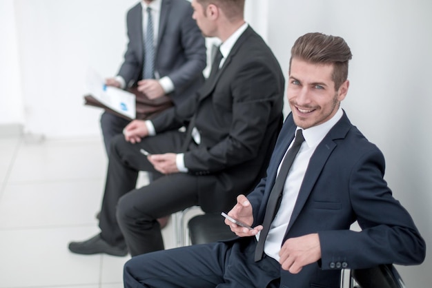 Empleados sentados en el pasillo de la oficina.