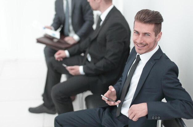 Foto empleados sentados en el pasillo de la oficina.