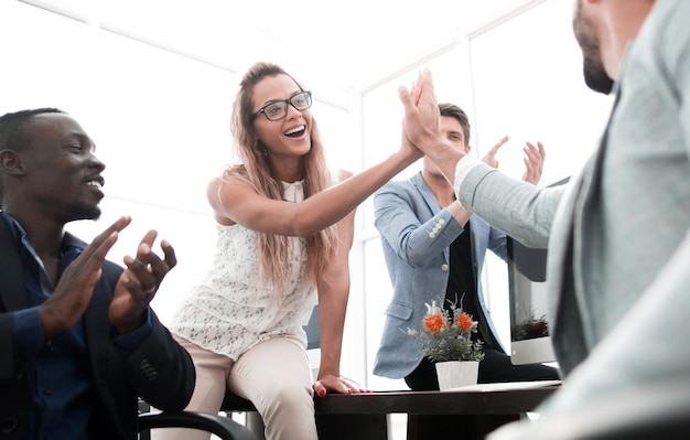 Empleados sonrientes chocando los cinco