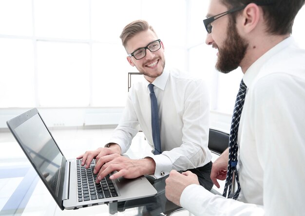 Empleados sonrientes en el escritorio de la oficina