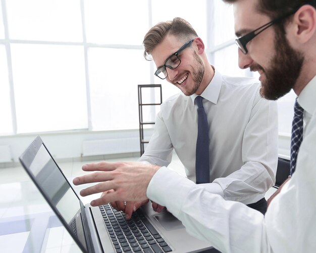 Empleados sonrientes en el escritorio de la oficina