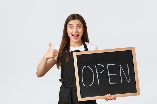 Empleados de la tienda de abarrotes, concepto de pequeñas empresas y cafeterías. Barista feliz emocionado muestran los pulgares