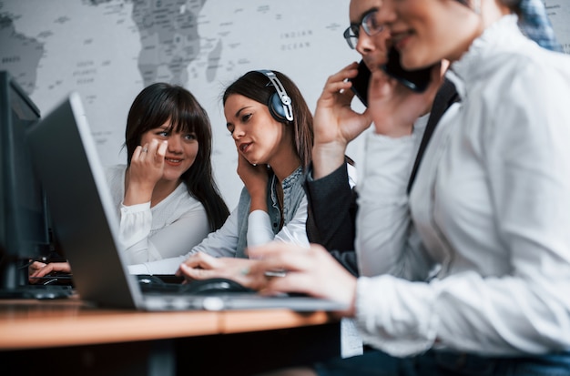 Los empleados tienen conversación. Jóvenes que trabajan en el centro de llamadas. Se acercan nuevas ofertas