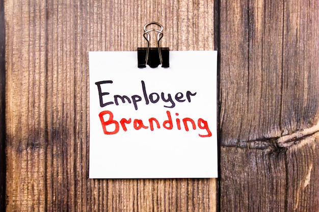 Employer Branding Textkonzept auf einem Blatt Papier auf dem Tisch