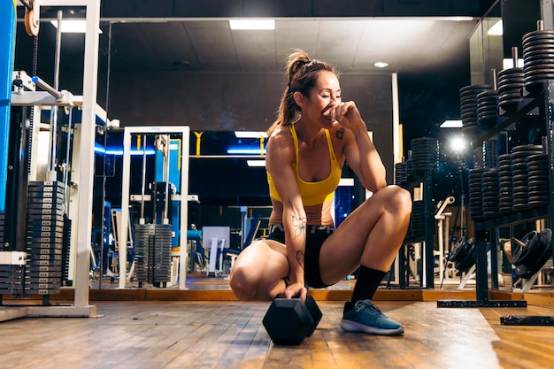 Empoderar y prosperar Entrenadora de mediana edad Motivación en el gimnasio