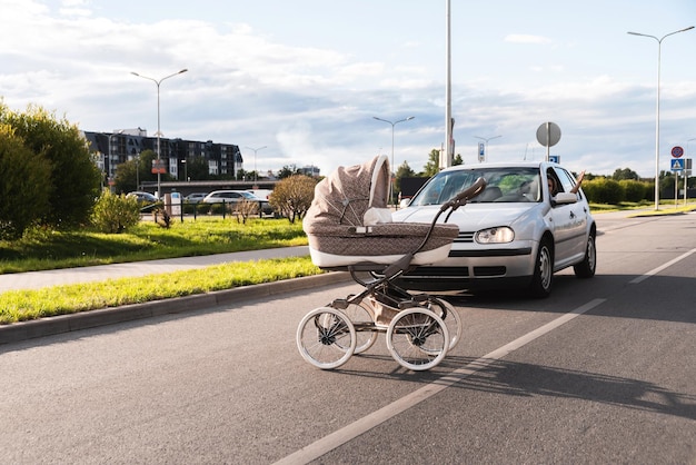 Empörter Fahrer und Kinderwagen rollten mitten auf der Straße aus