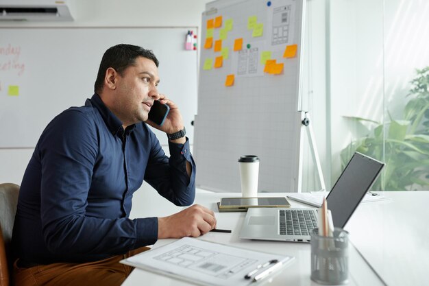 Empreendedor a falar ao telefone