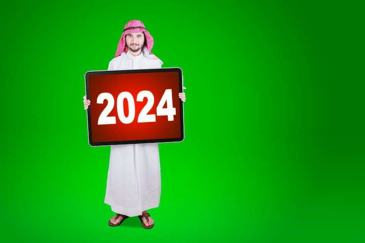 Foto empreendedor árabe exibindo números 2024 em um quadro enquanto.