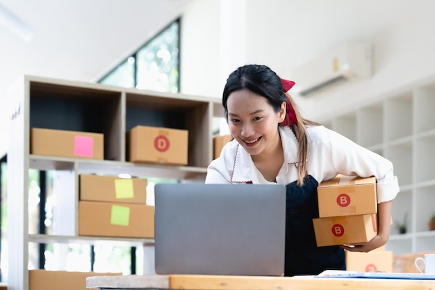 Empreendedor de pequenas empresas de inicialização SME mulher freelance trabalhando com caixa Entrega de caixa de embalagem de mercado on-line asiático jovem SME entrega conceito de vendedor de telemarketing de comércio eletrônico