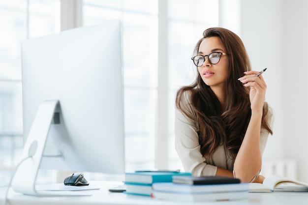 Empreendedor feminino, focado no monitor do computador