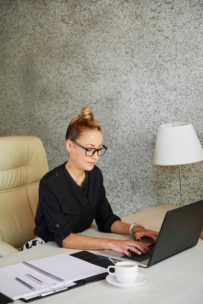 Empreendedor feminino trabalhando no laptop