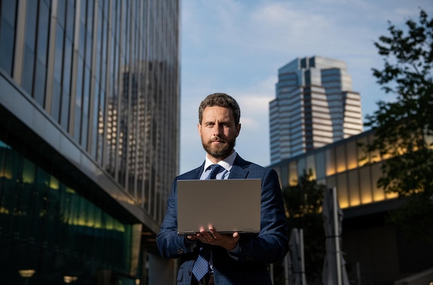 Empreendedor freelancer sério verificando e-mail e digitando online no pc fora do escritório