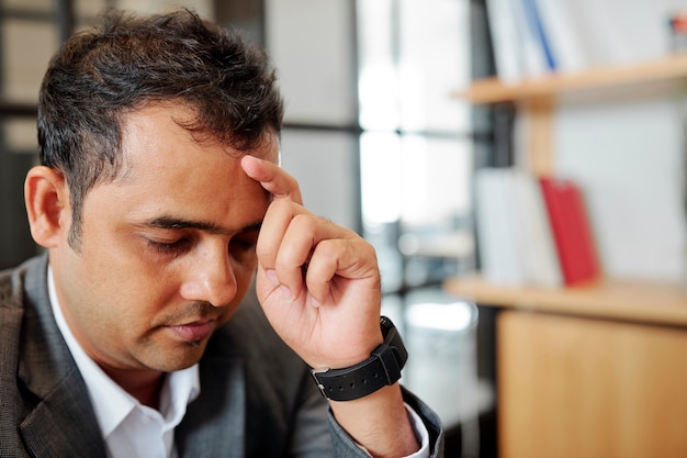 Empreendedor indiano tentando se concentrar e encontrar uma solução para o problema de negócios