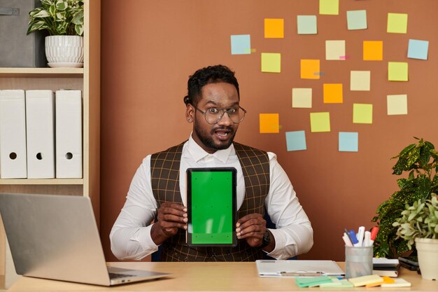 Empreendedor mostrando computador tablet