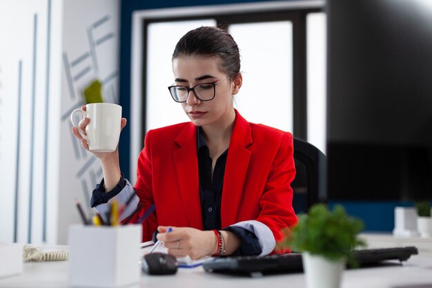 Empreendedor segurando uma xícara de café no escritório do local de trabalho