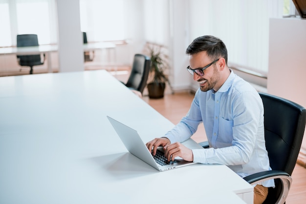 Empreendedor trabalhando com um laptop no escritório