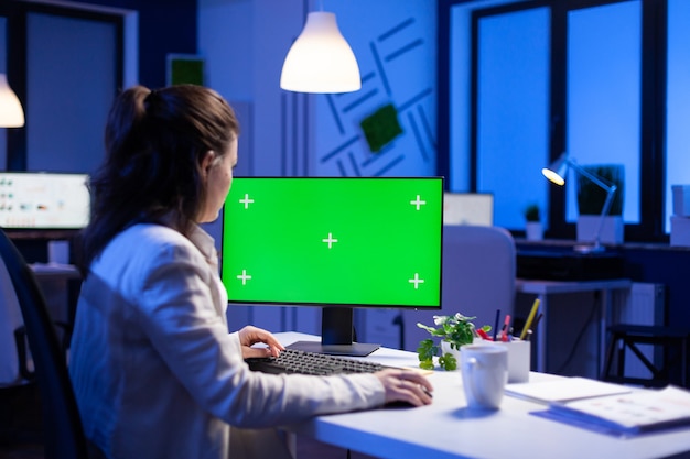 Empreendedor trabalhando em frente a uma tela verde sentado na mesa