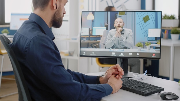 Empreendedor usando videochamada no computador para discussão com o gerente. engenheiro falando com treinador sobre projeto de negócios em videoconferência online com webcam para briefing remoto