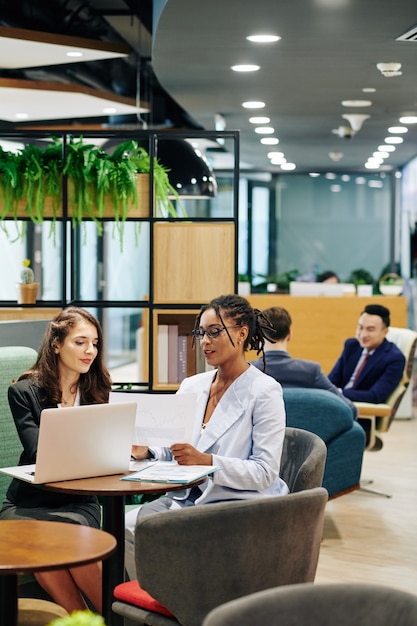 Empreendedores planejando o desenvolvimento de projetos