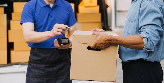 Empreendedores PME Homens independentes trabalham em casa Use smartphones e laptops para verificação comercial marketing on-line caixas de embalagem conceito de vendedores de PMEs equipe de comércio eletrônico vendas on-line