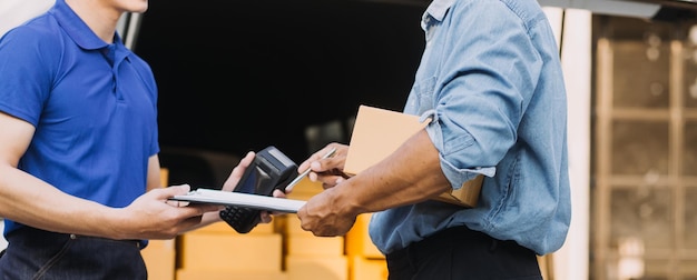 Foto empreendedores pme homens independentes trabalham em casa use smartphones e laptops para verificação comercial marketing on-line caixas de embalagem conceito de vendedores de pmes equipe de comércio eletrônico vendas on-line