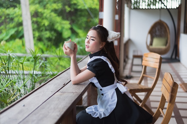 Foto empregada de estilo japonês cosplay linda garota