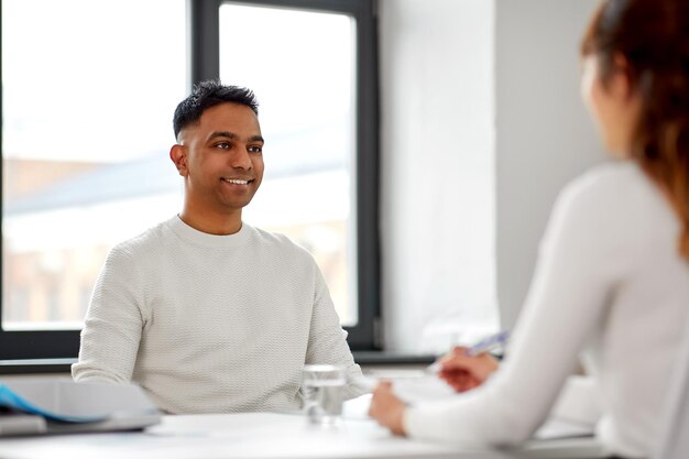 Foto empregado a fazer uma entrevista com o empregador no escritório