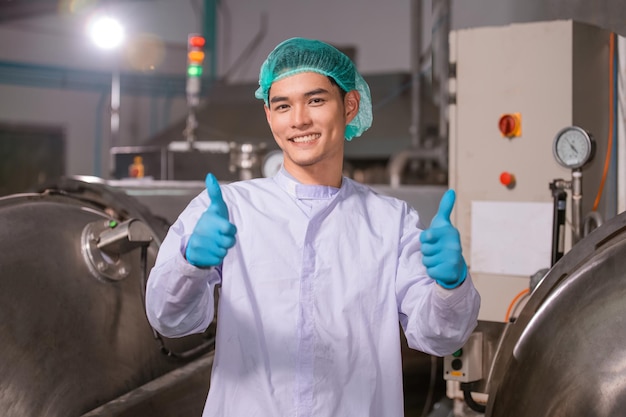 Empregado asiático confiante trabalhando na indústria de fábrica de alimentos Trabalhador asiático trabalhando em fábrica de alimentos