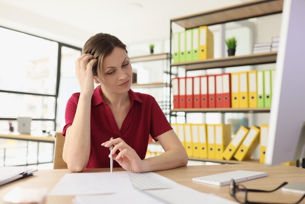 Empregado de escritório feminino com forte enxaqueca no local de trabalho