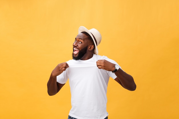 Empregado de homem afro-americano jovem bonito sentindo animado, gesticulando ativamente, mantendo os punhos cerrados