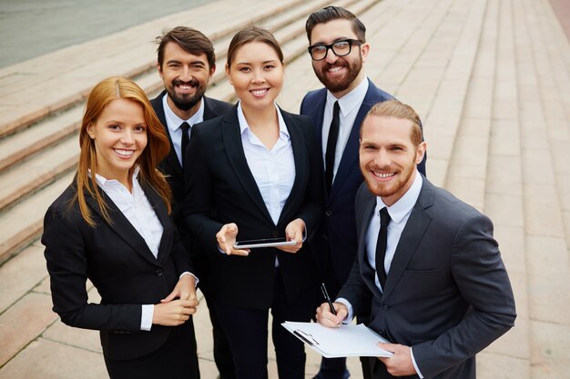 Foto empregado empresários sorrindo colega trabalho em equipe