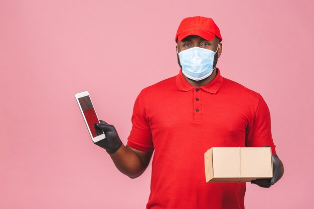 Empregado entregador de boné vermelho camiseta em branco uniforme máscara facial luva segura caixa de papelão vazia