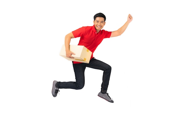 Foto empregado entregador sorridente com uniforme de camiseta em branco pulando com a caixa postal isolada