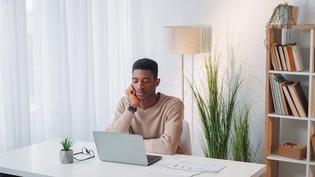 Empregado exausto, excesso de trabalho, fadiga, homem sonolento.