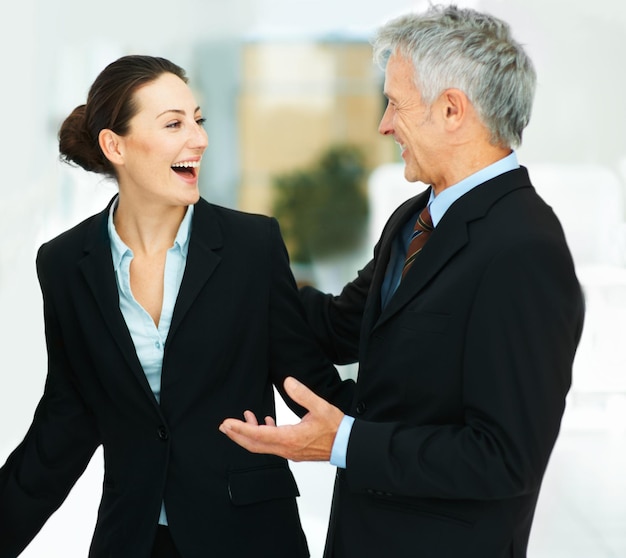 Foto empregado rindo e se encontrando com o chefe no escritório para negócios na empresa corporativa para estratégia mulher feliz e falando com o líder do local de trabalho em roupas profissionais para trabalho ou trabalho para trabalho em equipe