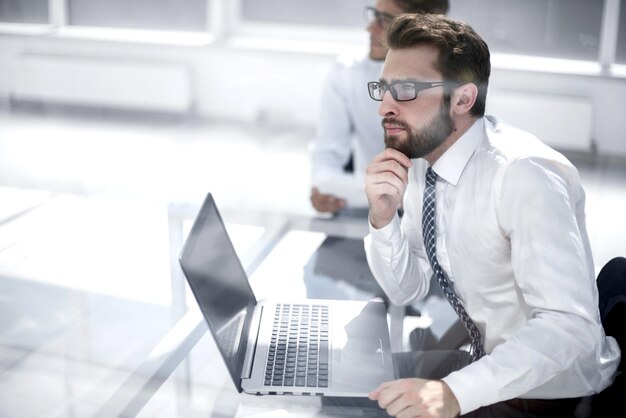 Empregado sonhando sentado no escritório Conceito de Deskbusiness