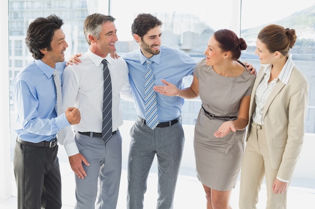 Empregado sorrindo e se divertindo